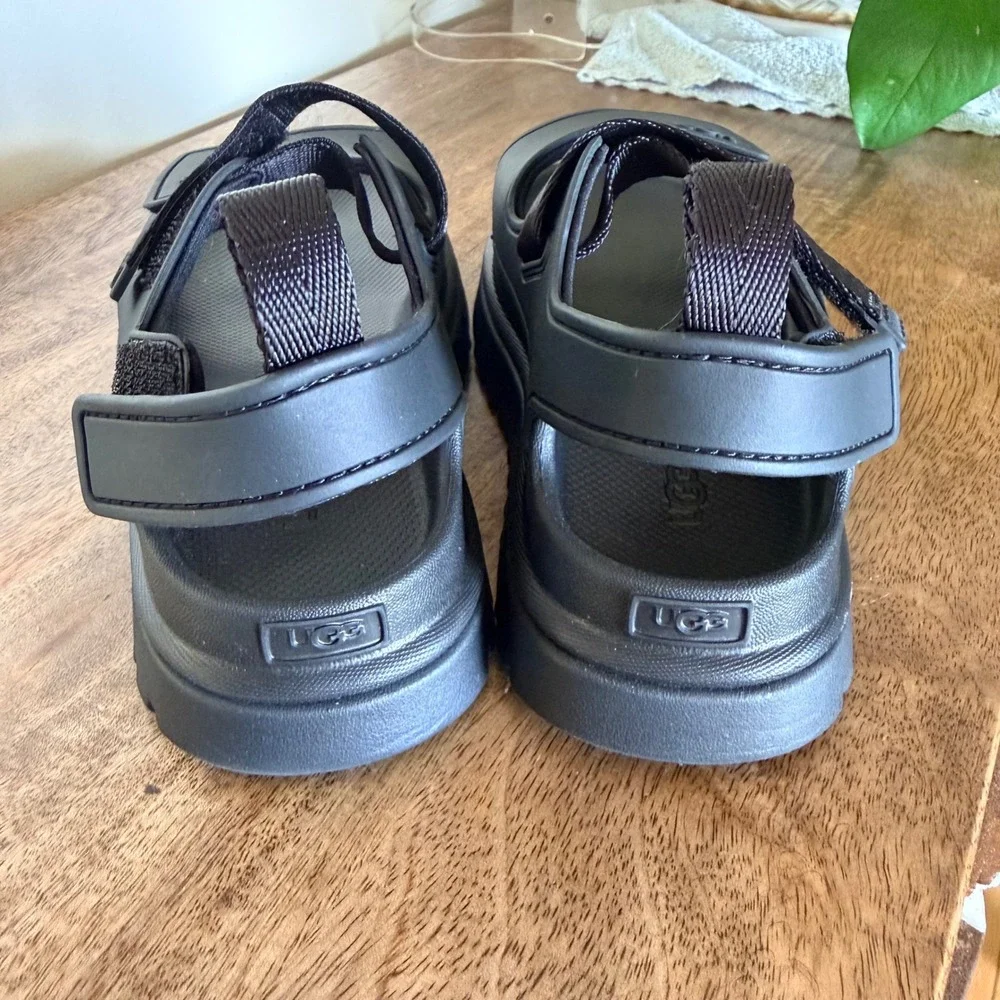 UGG GoldenGlow Sandal Kids 11 Black Sporty Water-Friendly Lug Sole Strappy Shoe